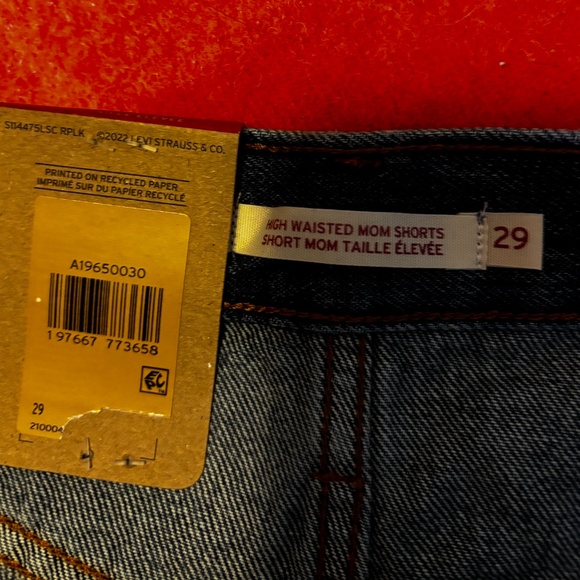 Levi’s high waisted cut-off denim mom short NWT - Picture 4 of 11